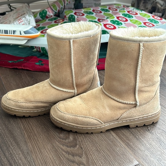 UGG Women’s Classic size 7 - Picture 2 of 6